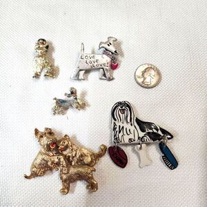 Lot of brooches dogs